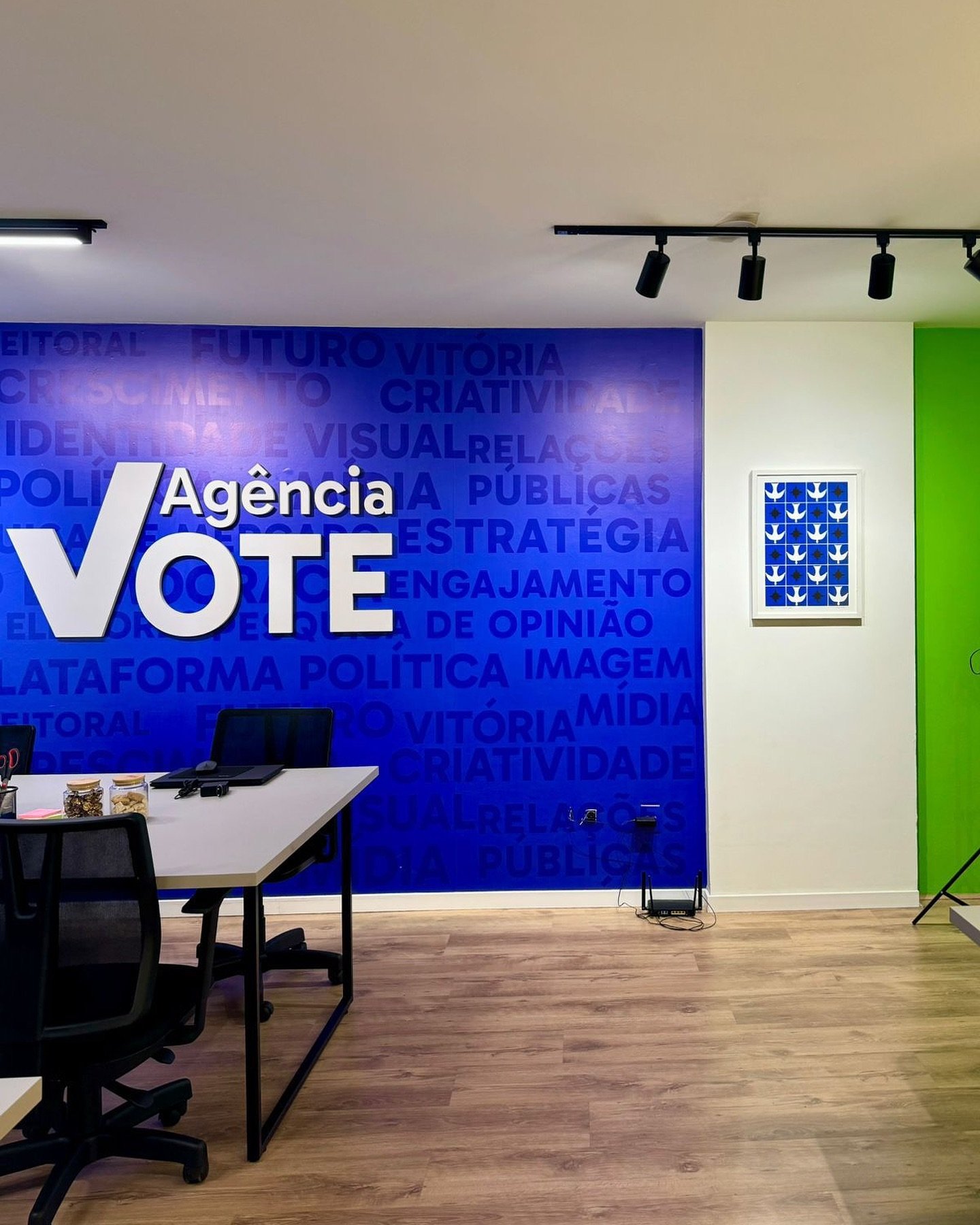 Recepção da Agência Vote com o letreiro Agência Vote na parede azul