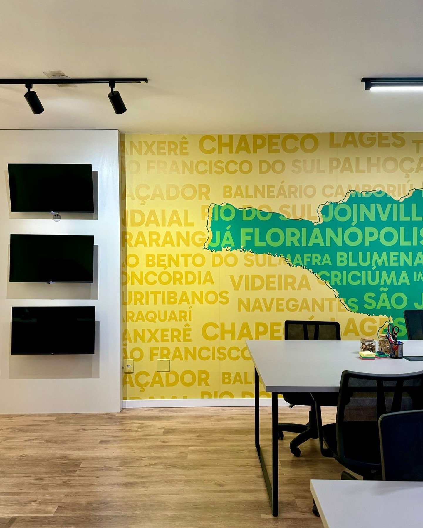 Sala de operação da Agência Vote com mural do mapa de Santa Catarina